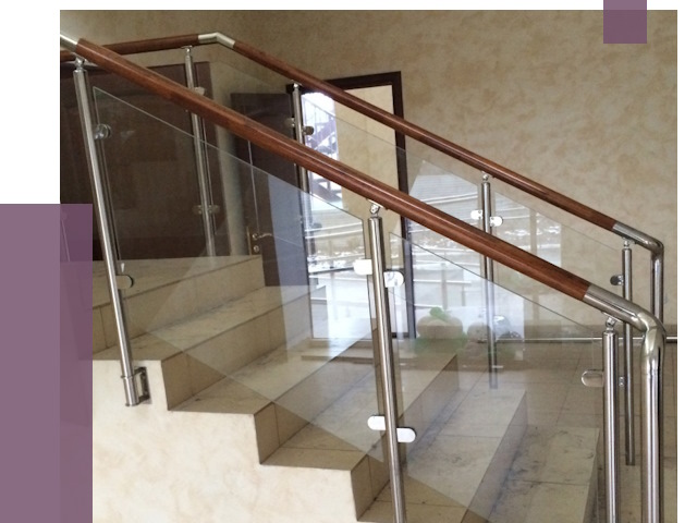 Комбинированные перила из металла и дерева в Переславле-Залесском